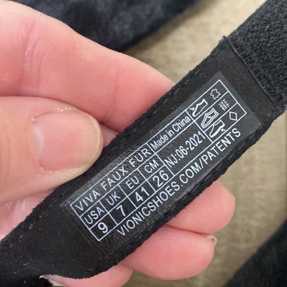 Vionic Viva faux fur sandals size 9. - Picture 9 of 11